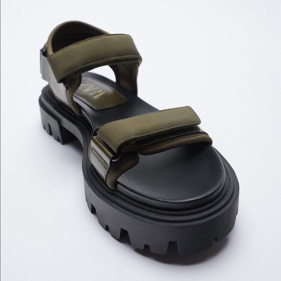 Zara LOW HEEL TREADED SANDALS